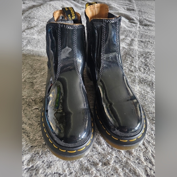 *NEW* Dr. Martens Chelsea - Picture 1 of 3